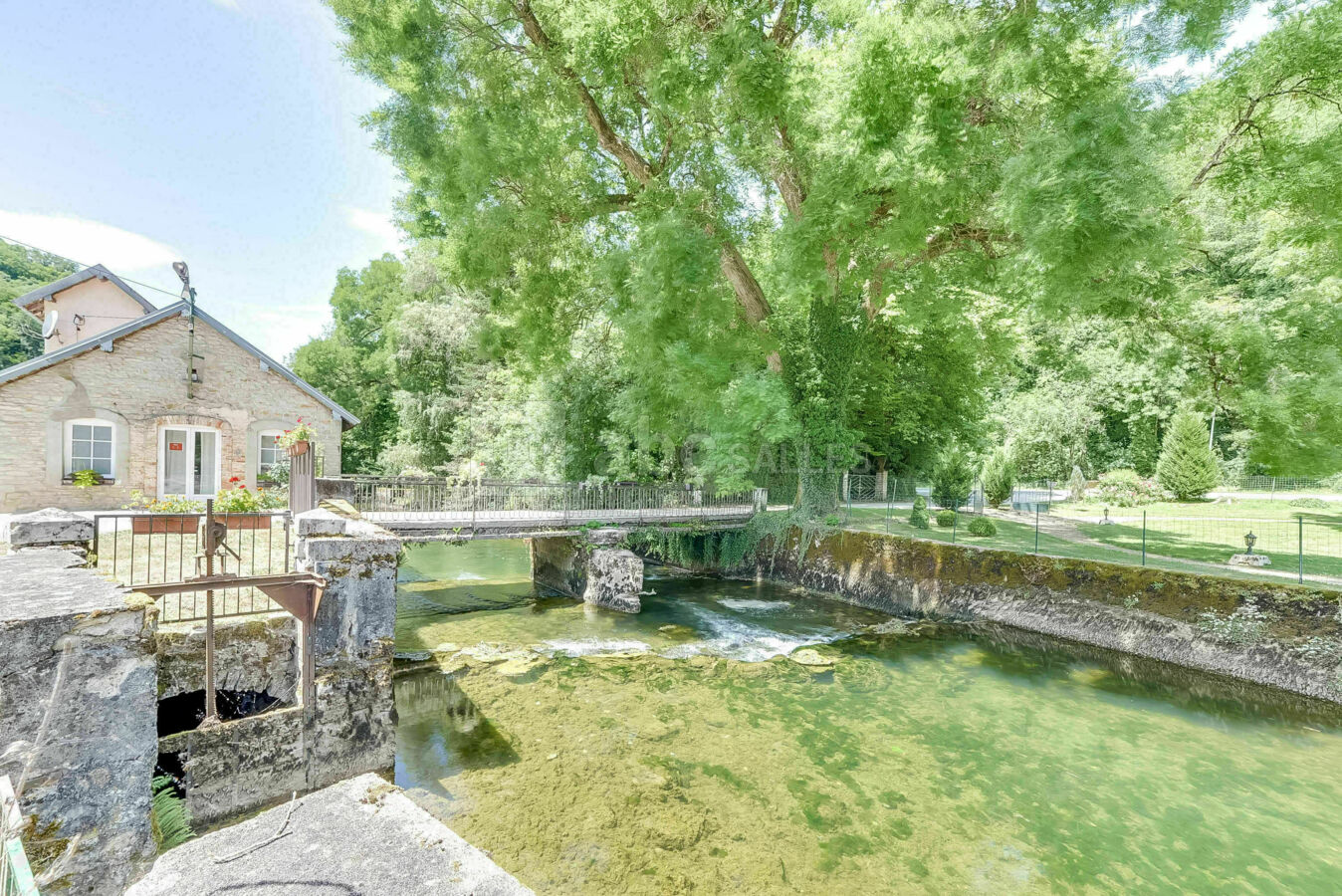 Entrée du Domaine par le pont avec maison des Mariés