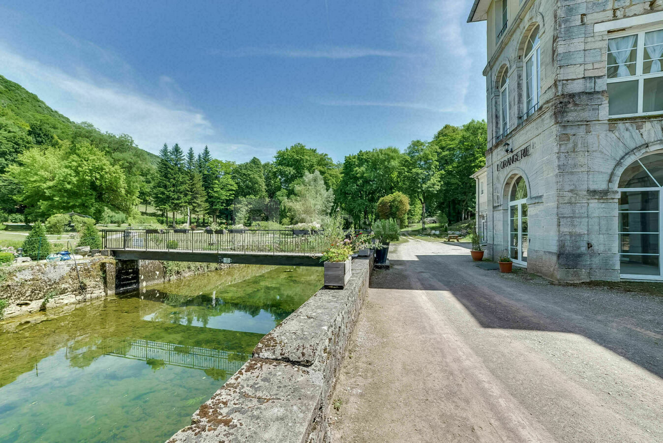 Le "Cusancin" devant la salle cocktail