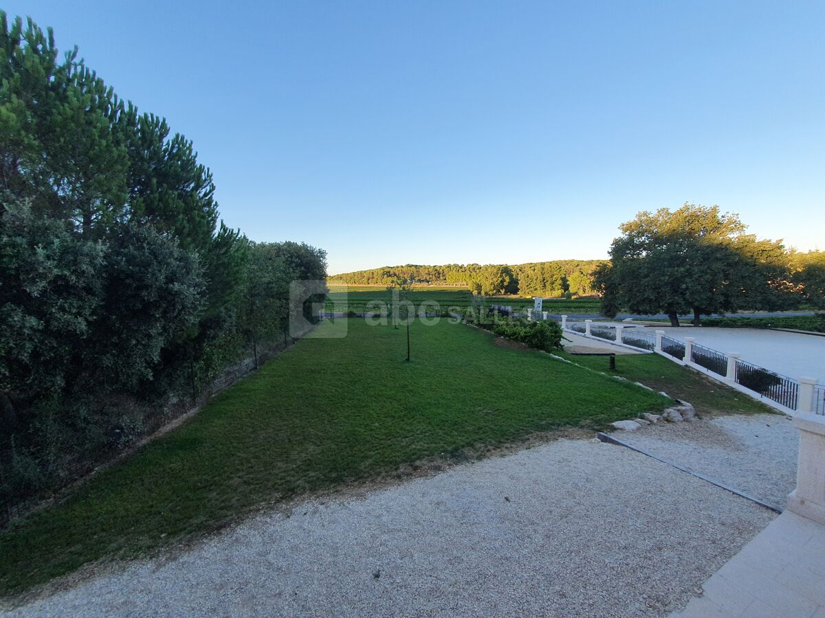 Jardin de la salle entièrement fermer