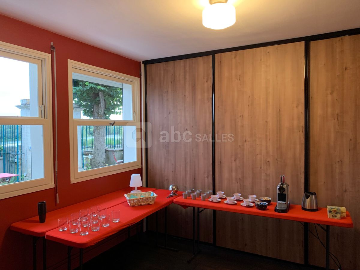 Nouveau, le petit bureau à multi-usages : salles à manger privée, buffet, salle de sous-commission