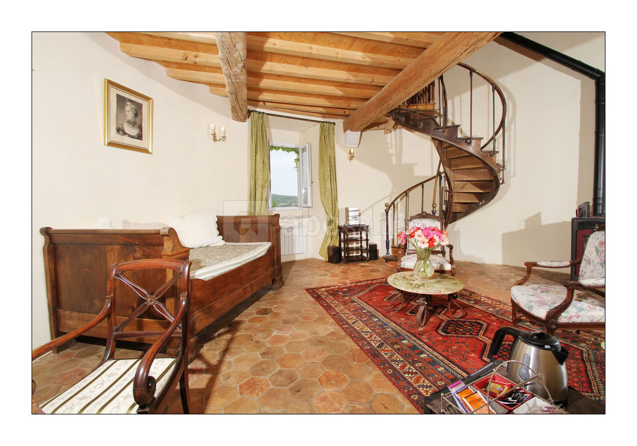 Chambre Louis XIV montée escalier vers mezzanine.