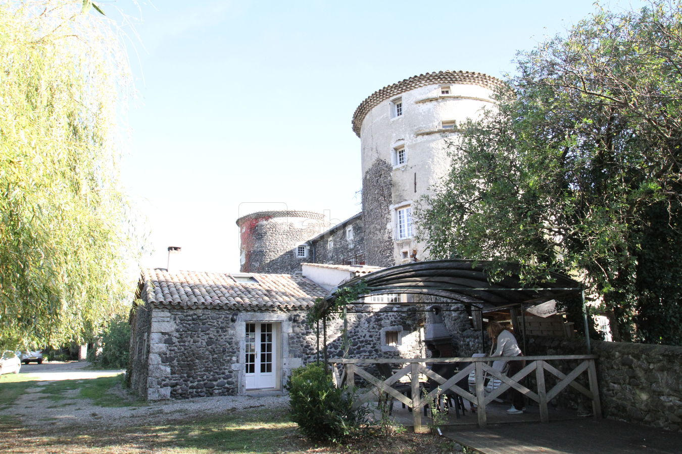 Vue du Château face Nord avec gîte.
