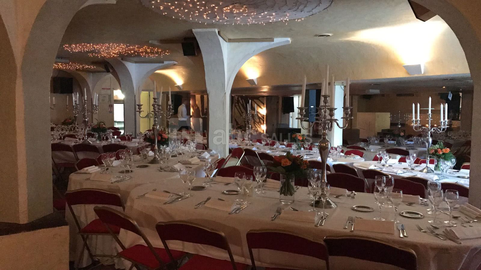 Installation diner assis en banquet