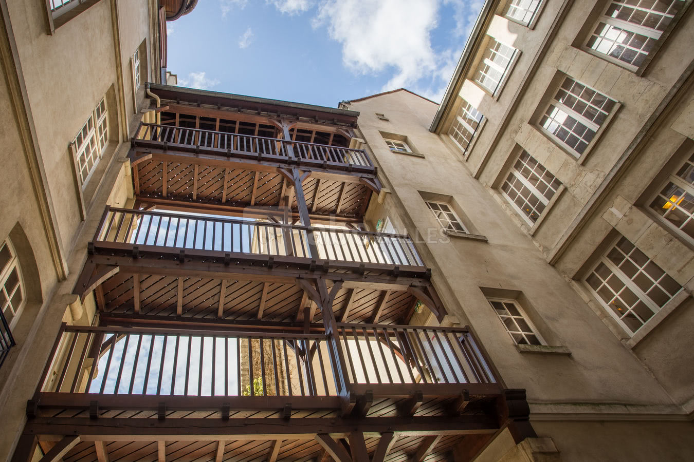 Cour Charlemagne devant la salle de réunion