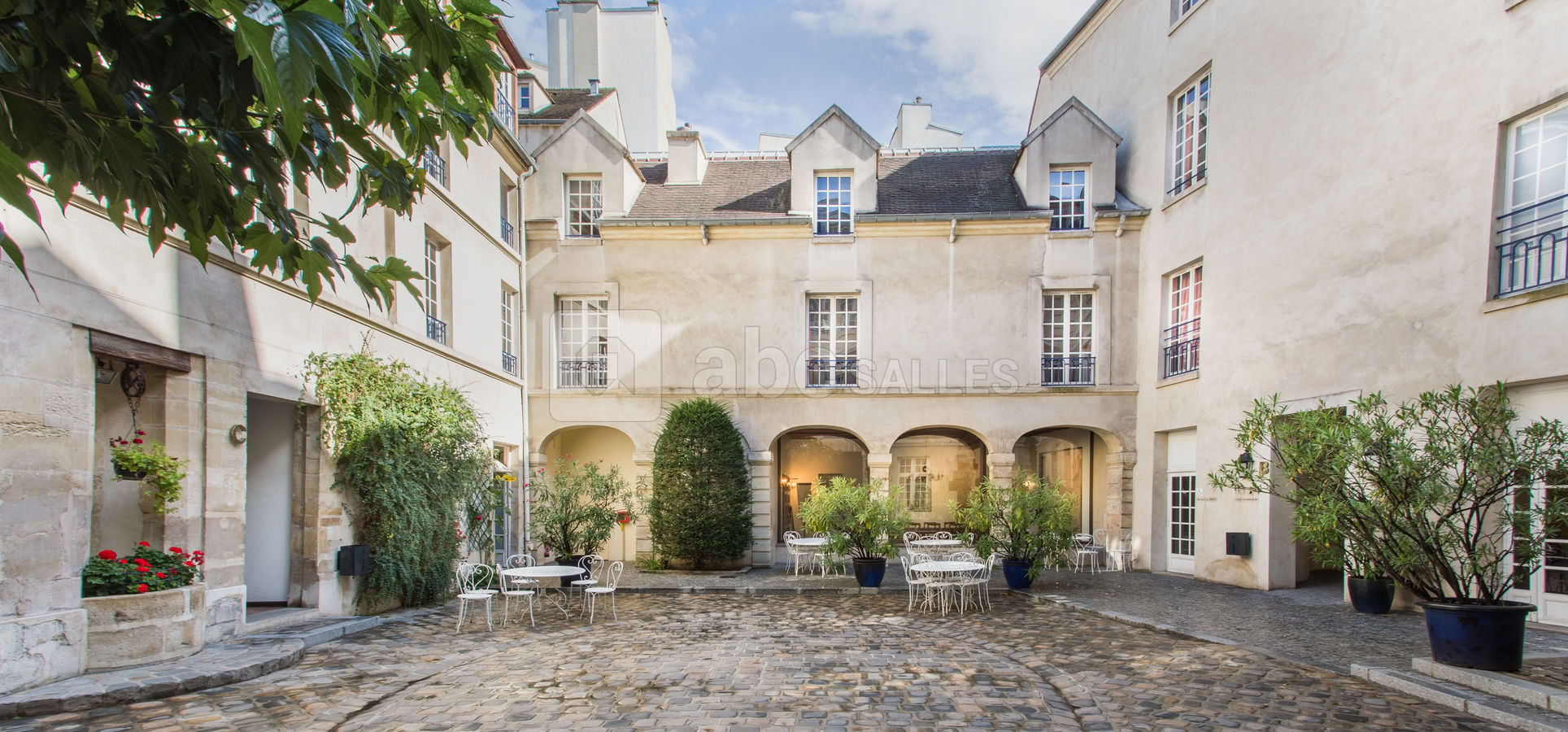 Cour d’accueil de l’auberge de jeunesse MIJE Fourcy