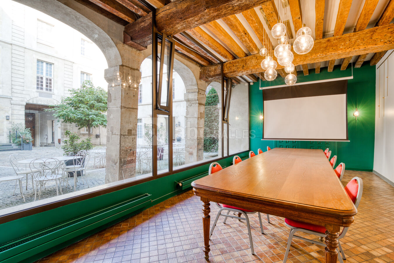 Salle avec écran baissé