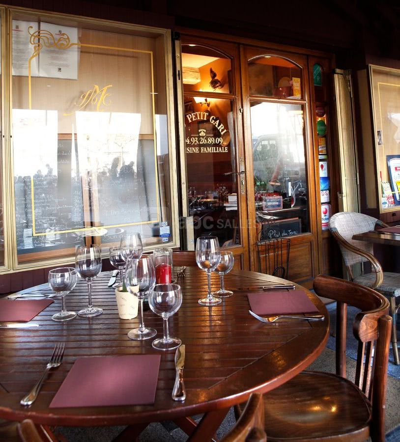 La terrasse sous les arcades restaurant au petit gari