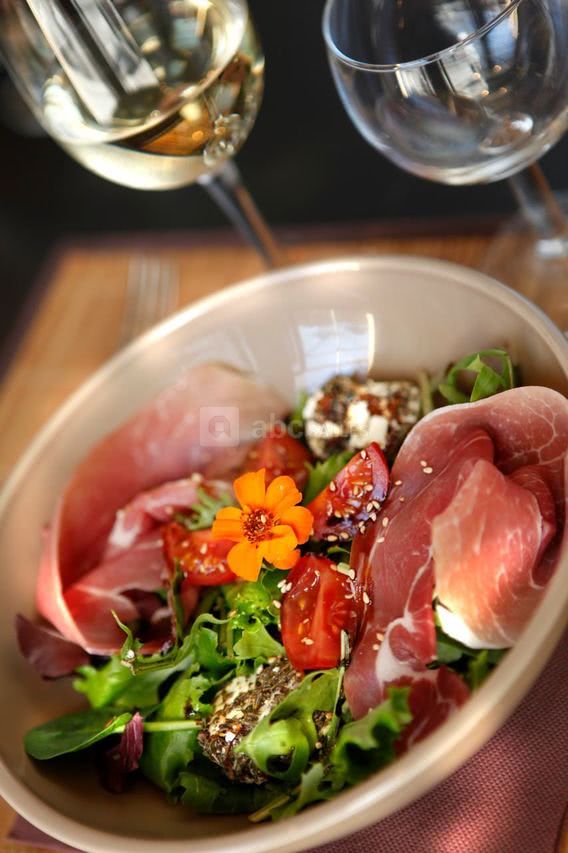 Salade aux petites merveilles du chef restaurant au petit gari