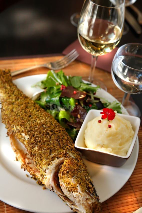 Loup en croute d'épices restaurant au petit gari