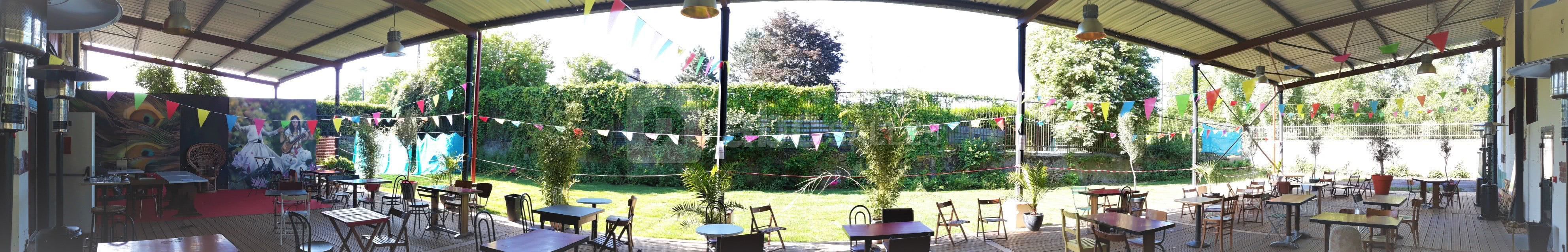 Terrasse bois ouverte sur jardin été