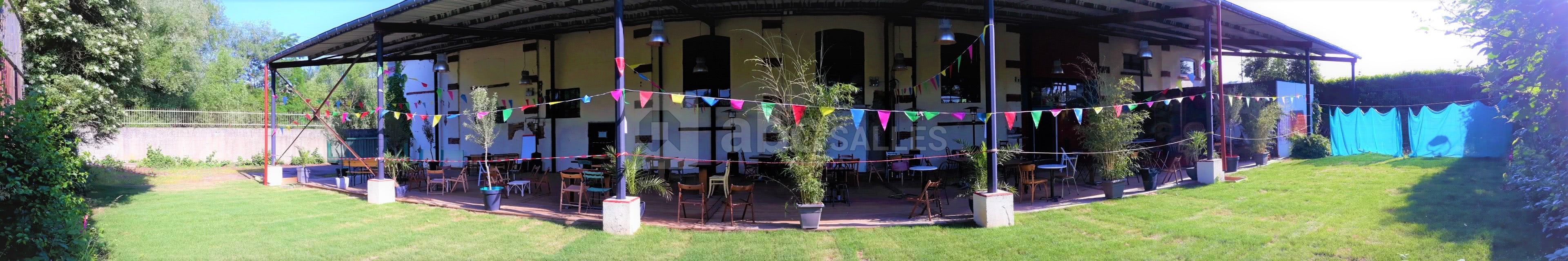 Terrasse bois ouverte sur jardin été