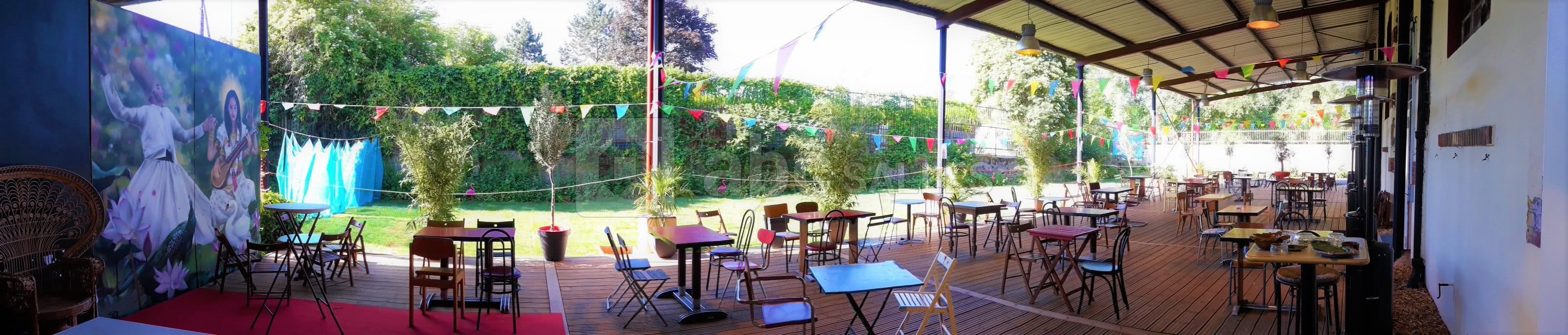 Terrasse bois ouverte sur jardin été