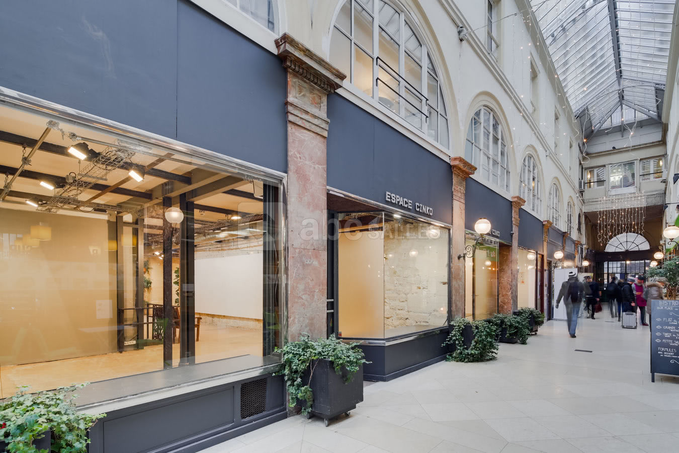 Espace Cinko Grande vitrine avec store amovible sur passage