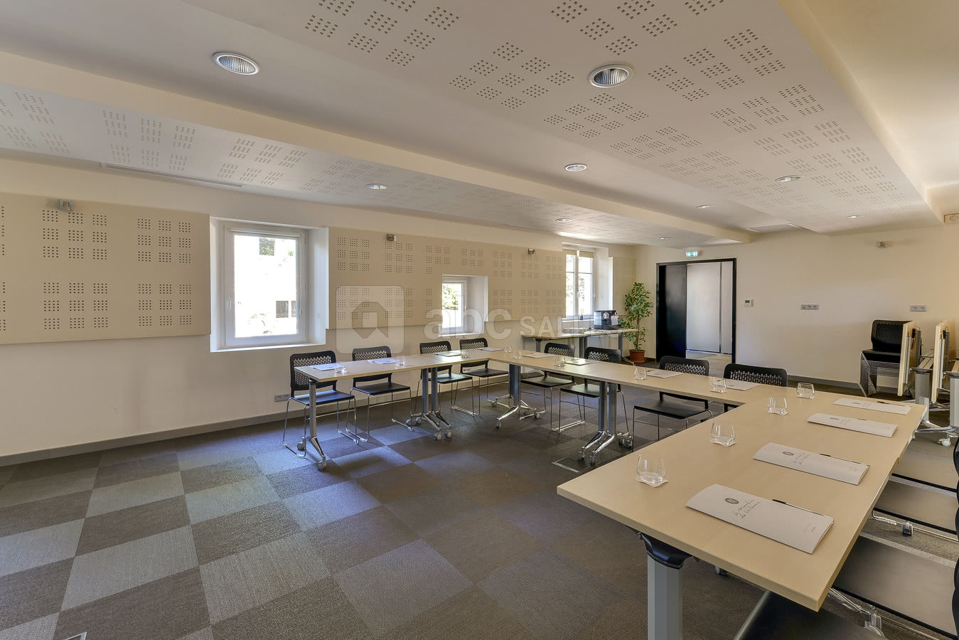Salle de réunion en U