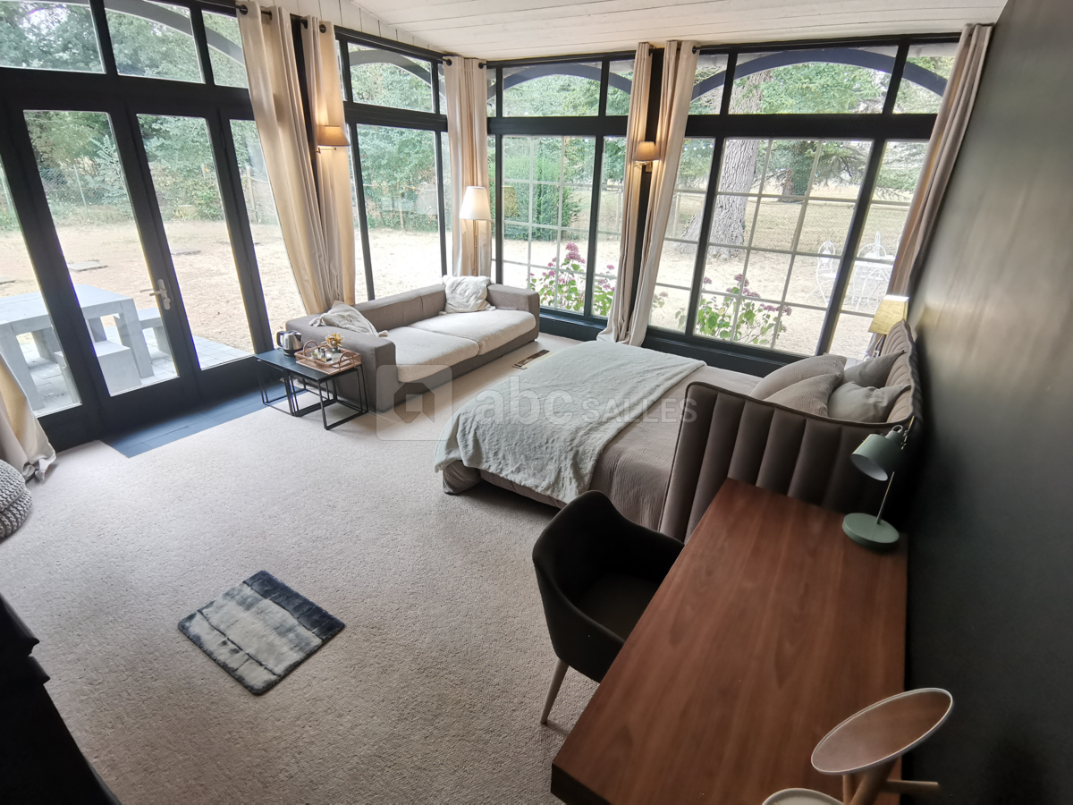 Une chambre d'hôtes très spacieuse et lumineuse qui vous offre une literie de qualité et un accès direct sur le jardin et la piscine