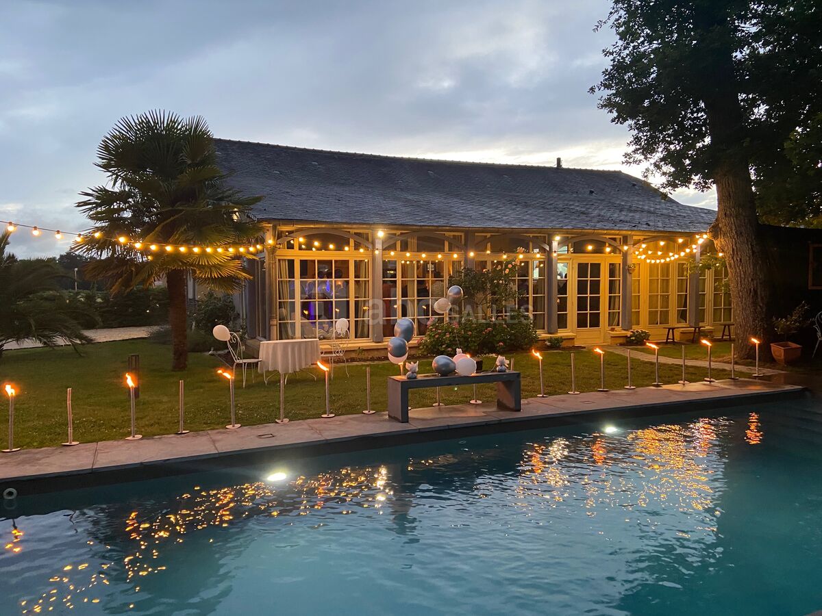 Piscine et jardin de la Villa de la Haute Forêt lors d'un anniversaire