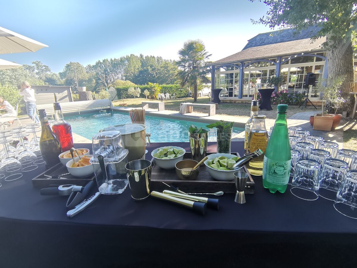 Atelier mojito pour une soirée cocktail d'entreprise au bord de la piscine, à 15 minutes de Rennes en voiture