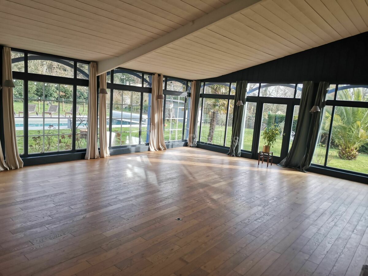 Les grandes baies vitrées de la Villa de la Haute Forêt vous offriront une lumière naturelle et une jolie vue sur le jardin et la piscine tout au long de votre événement
