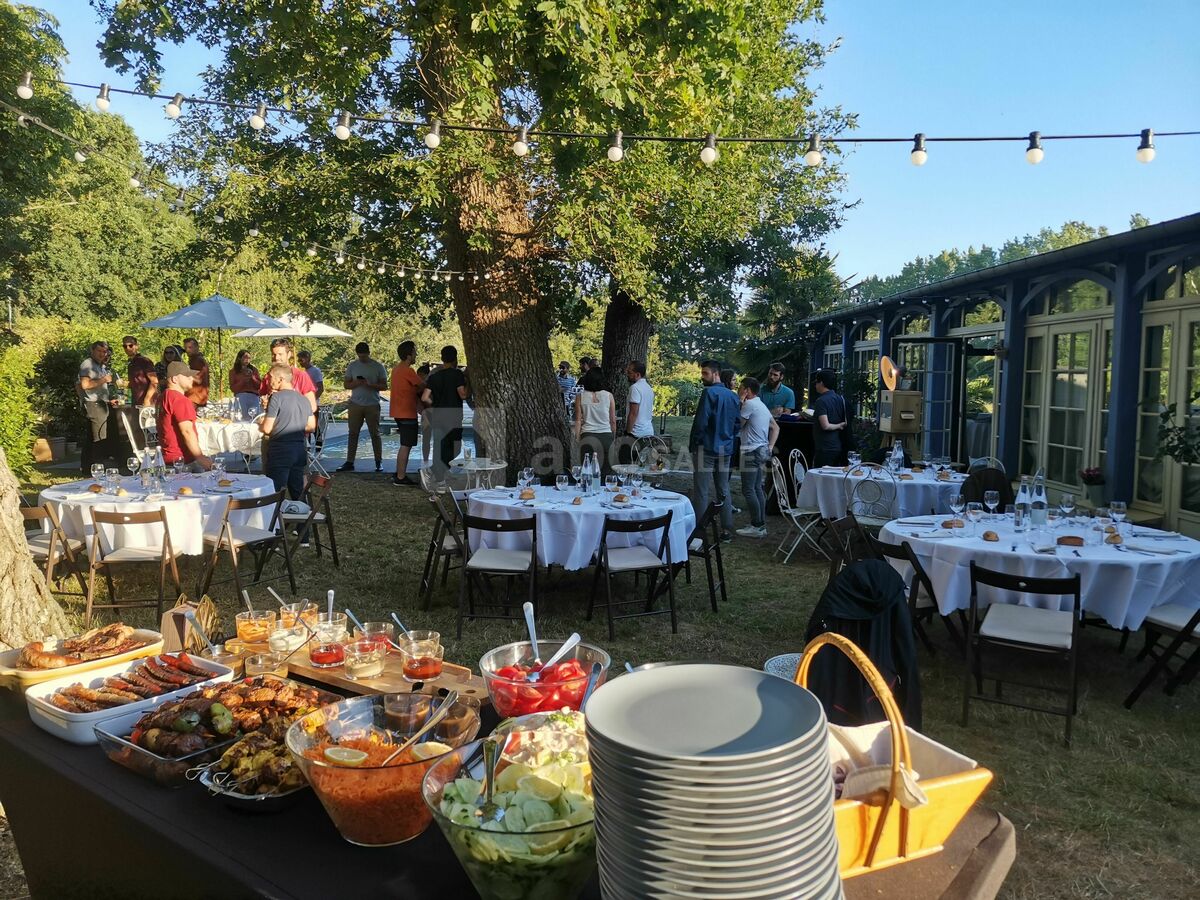 Passer une soirée d'entreprise dans un cadre bucolique, tout proche de Rennes, et profiter d'un barbecue pour un moment convivial avec vos collaborateurs, collègues, clients...