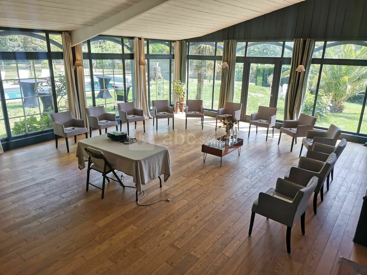 Une disposition de la salle adaptée à votre événement, réunion ou séminaire : disposition tables en U, en théâtre, en canapé, en banquet ou encore en écolier...