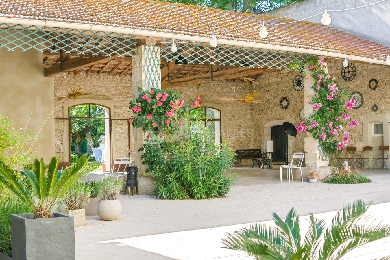 La terrasse et le préau pour le vin d'honneur ou le repas