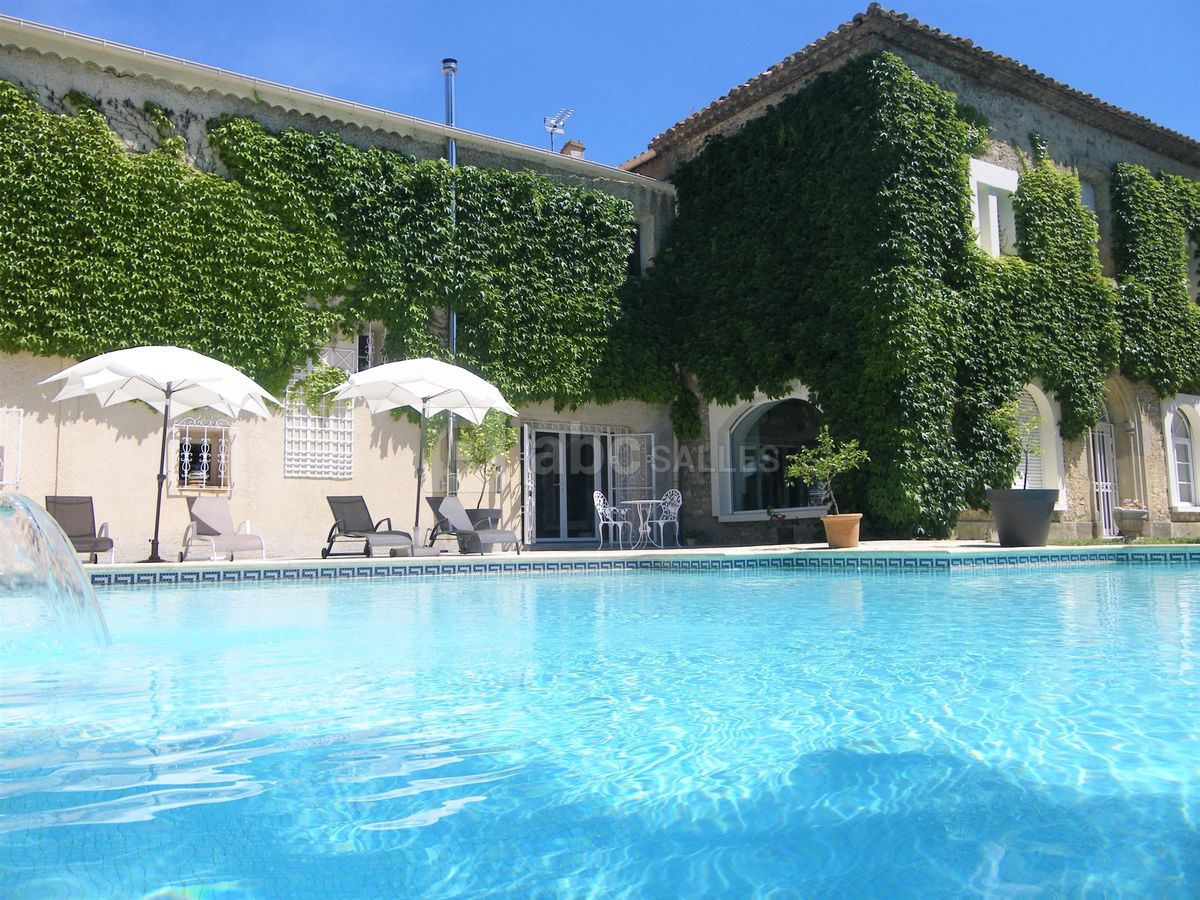 La piscine avec surveillant de baignade ou sécurisée