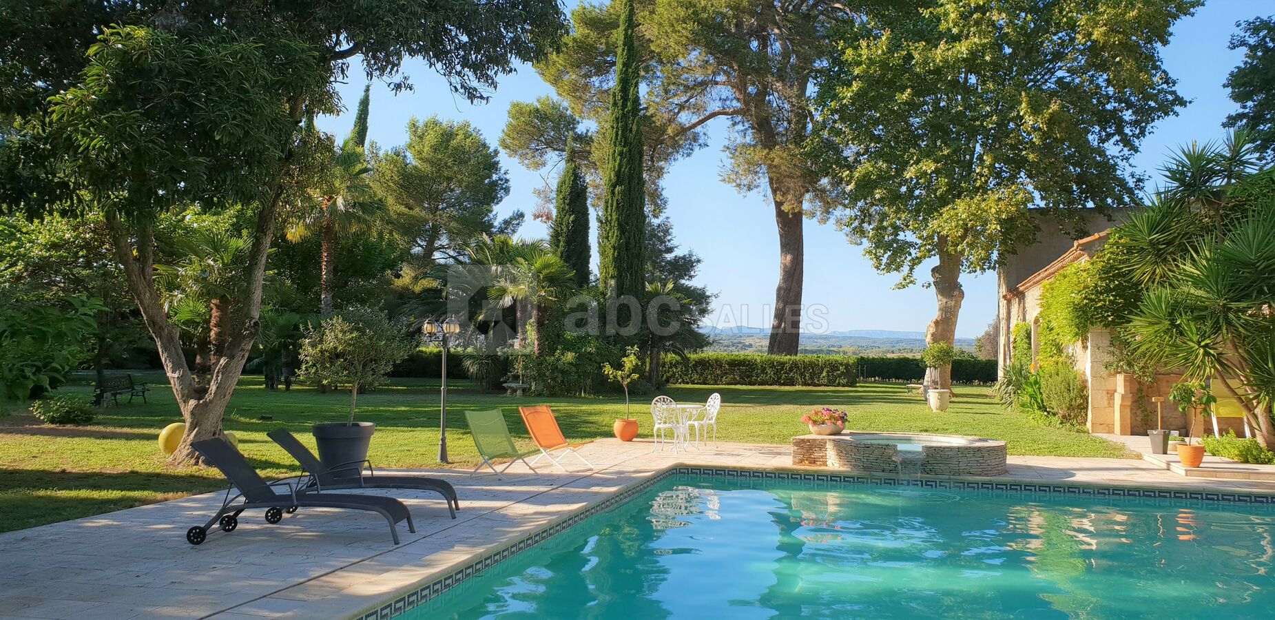 La piscine et le parc