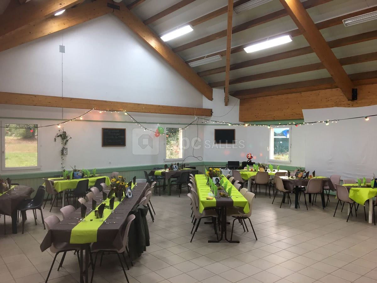 Grande salle avec tables