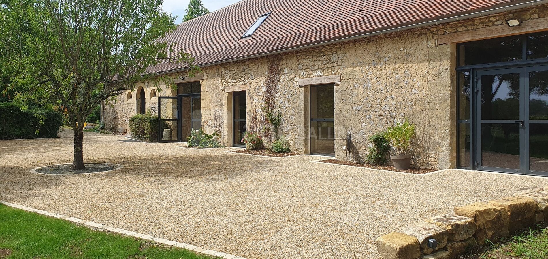 Salle exterieur de la Grange
