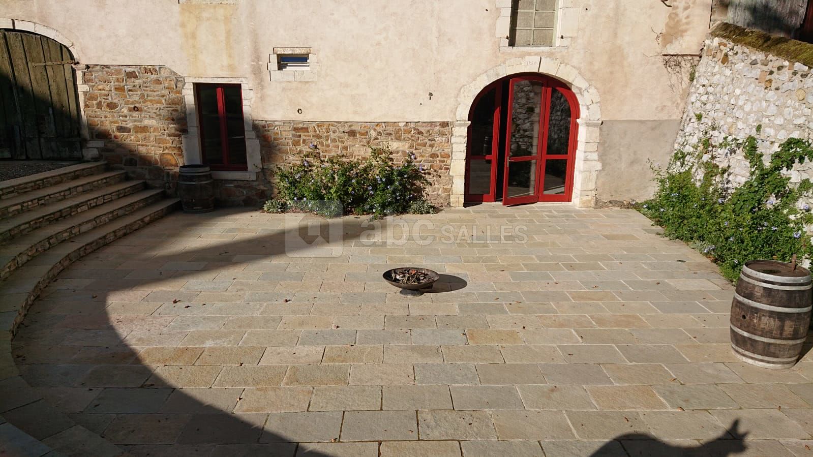 La terrasse qui accède à la salle de réception