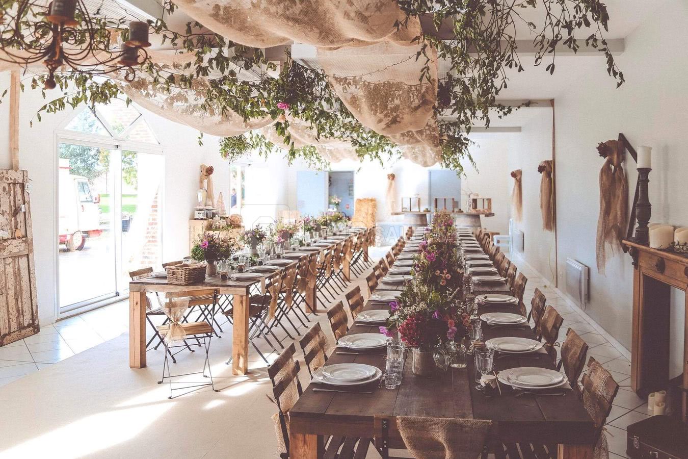 Salle de réception décorée pour un mariage