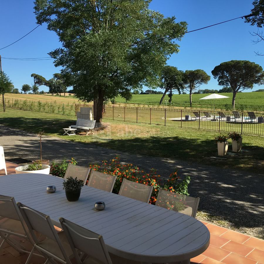 Terrasse de BINEL vue sur la piscine