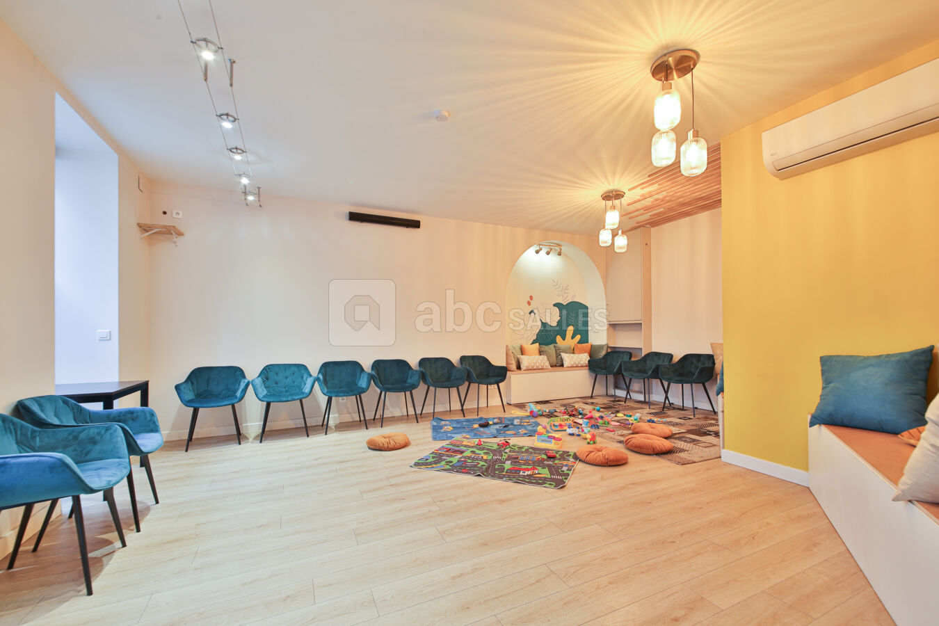 Salle avec jouets enfants