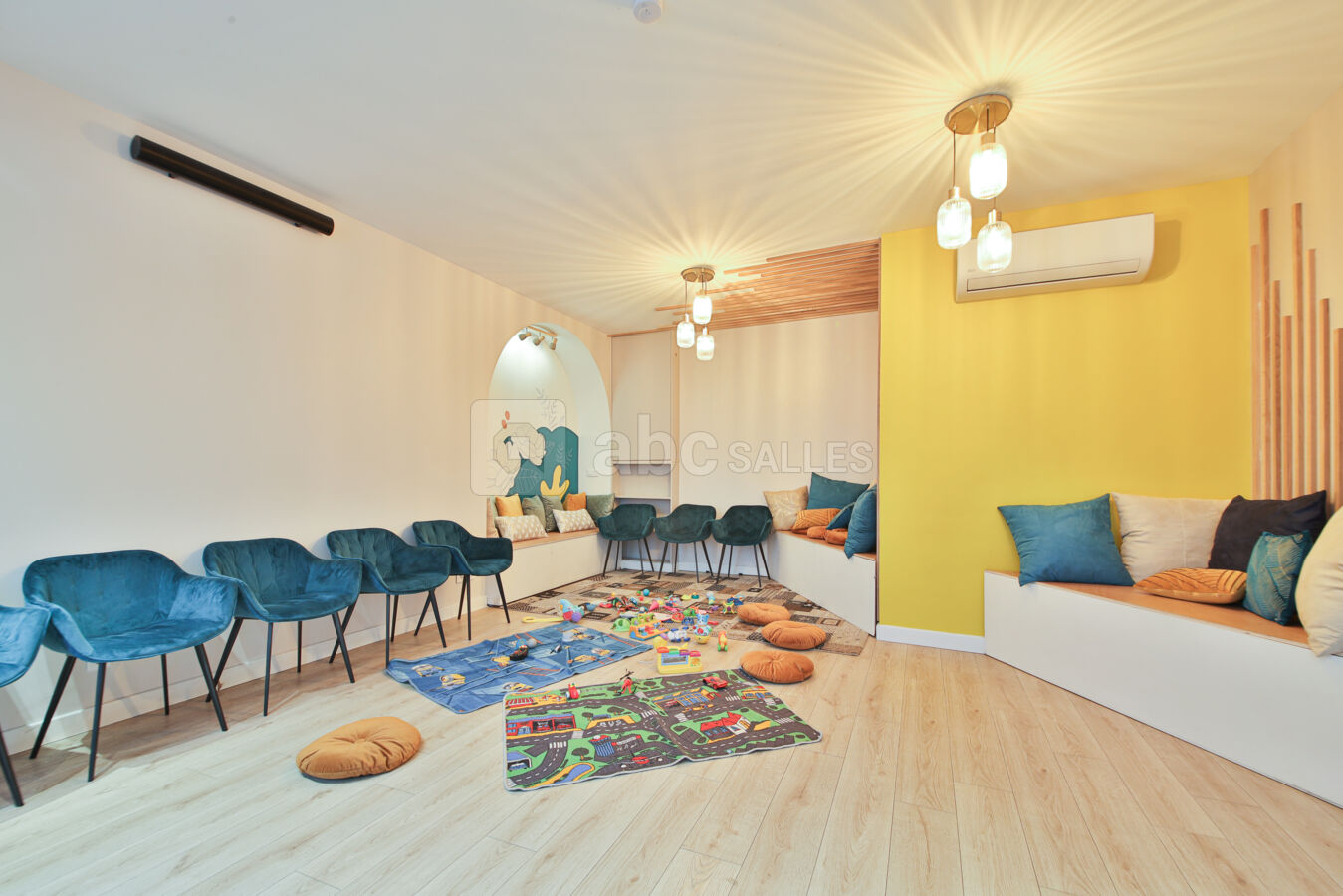 Salle avec jouets enfants