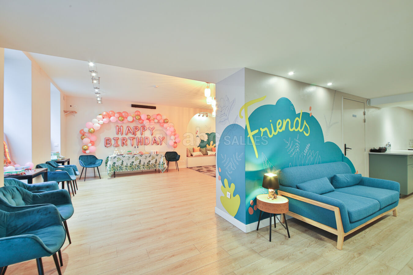 Salle avec décoration anniversaire enfant