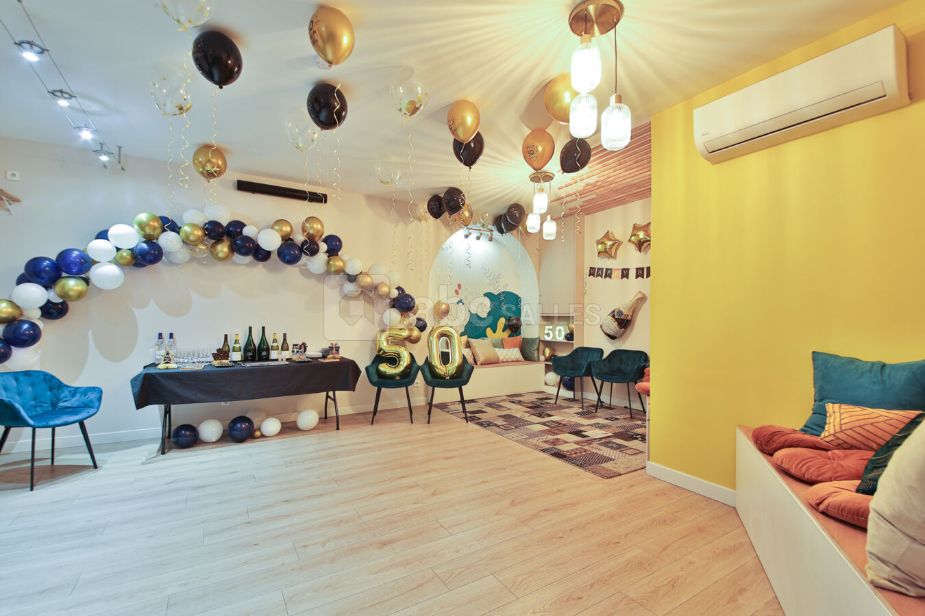 Salle avec décoration anniversaire adulte