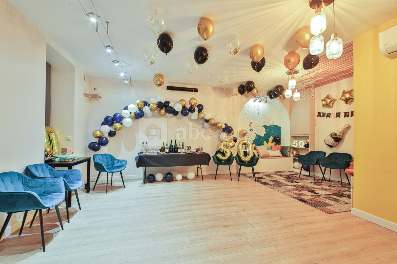 Salle avec décoration anniversaire adulte