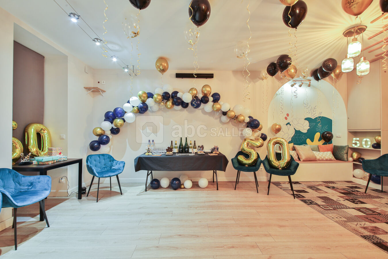 Salle avec décoration anniversaire adulte