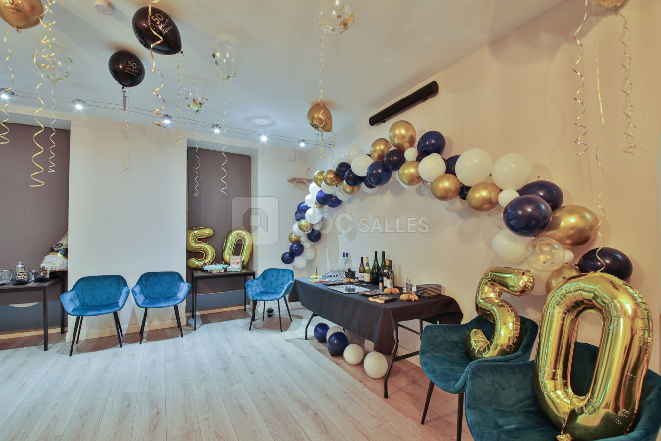 Salle avec décoration anniversaire adulte