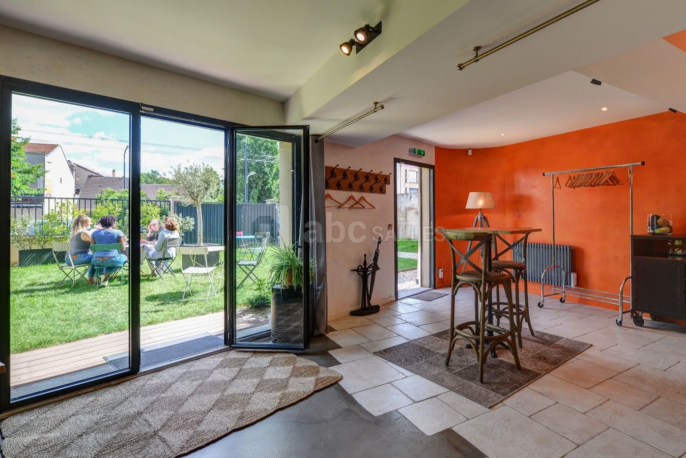 Entrée de La Filature par le jardin, aérer vos idées au soleil !