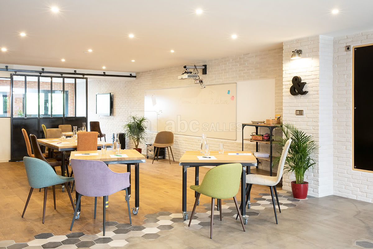 Réunion de travail en U évasé en face du videoprojecteur interactif