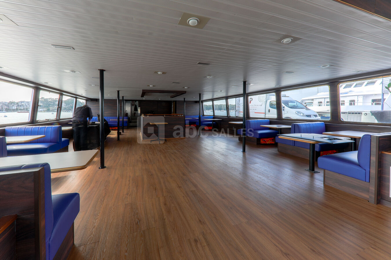 Salle du bateau restaurant aménagé en croisière cocktail