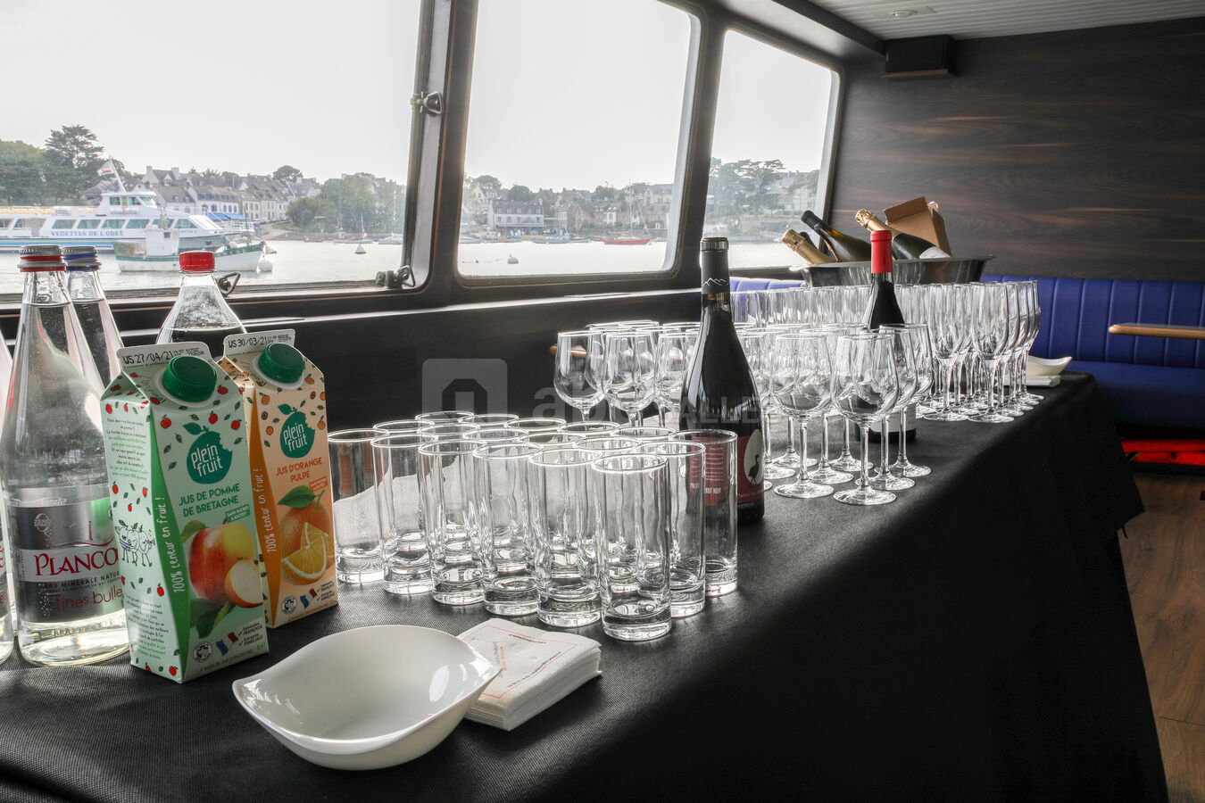 Bar cocktail pour une croisière privative sur le bateau restaurant à Bénodet