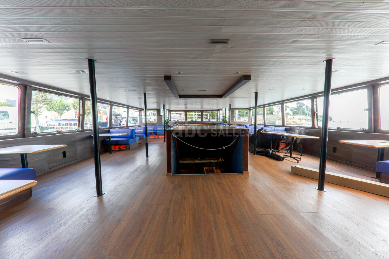 La salle du bateau restaurant aménagé en cocktail dînatoire