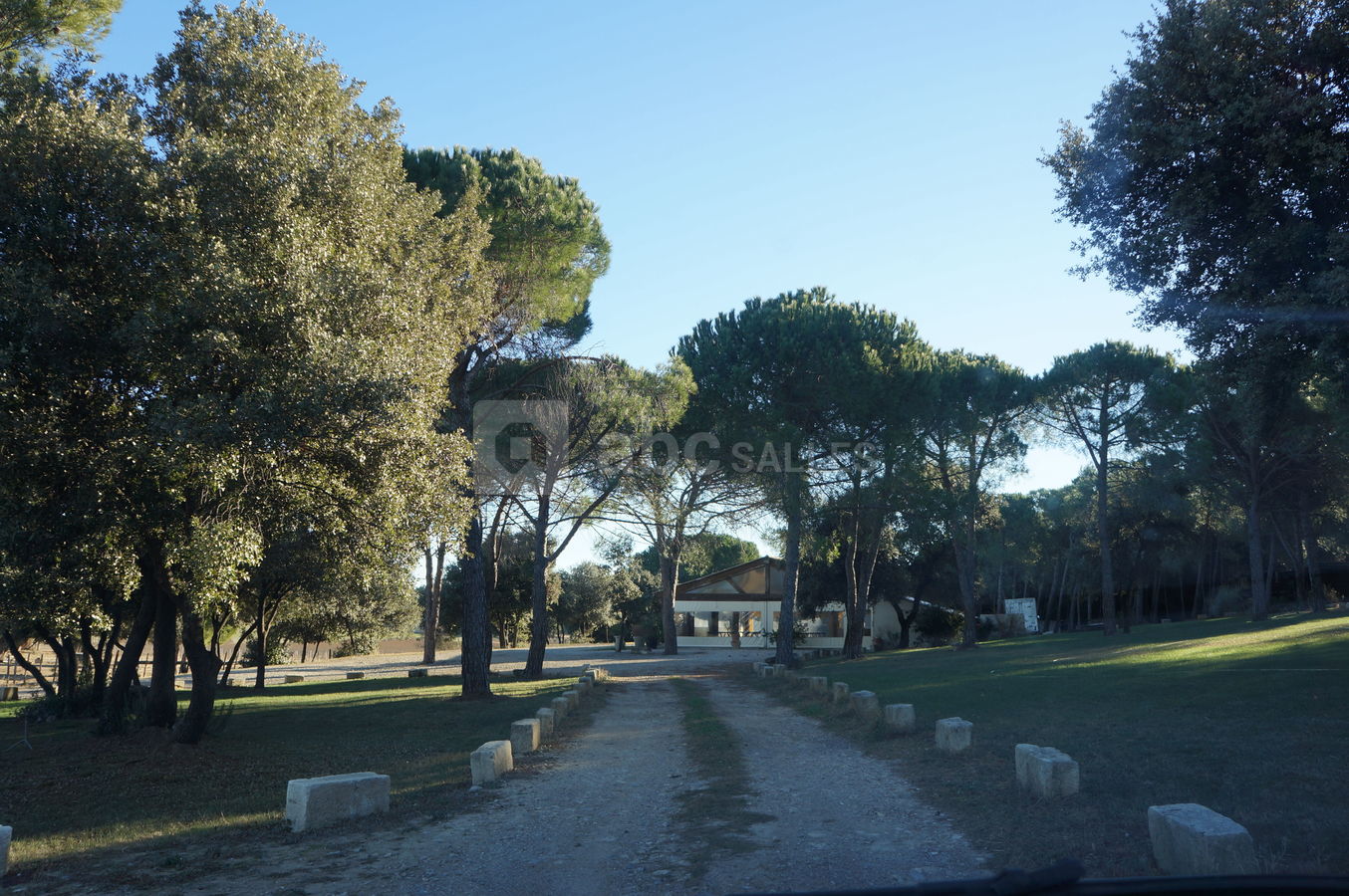 Chemin de l'entrée vers la salle