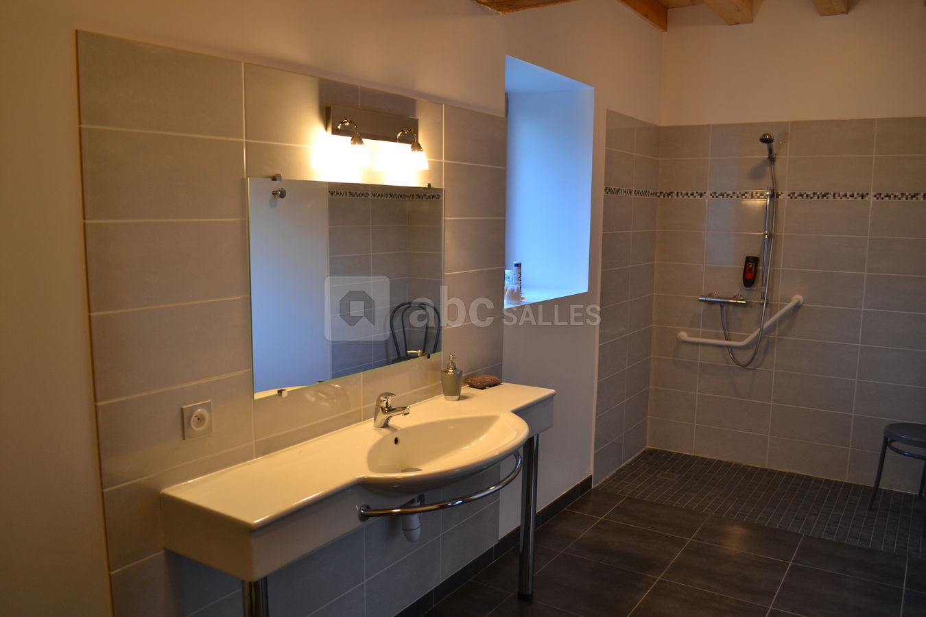 Salle de bain à mobilité réduite