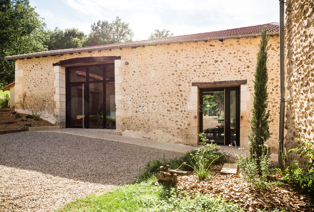 Salle aménagée dans une grange périgourdine