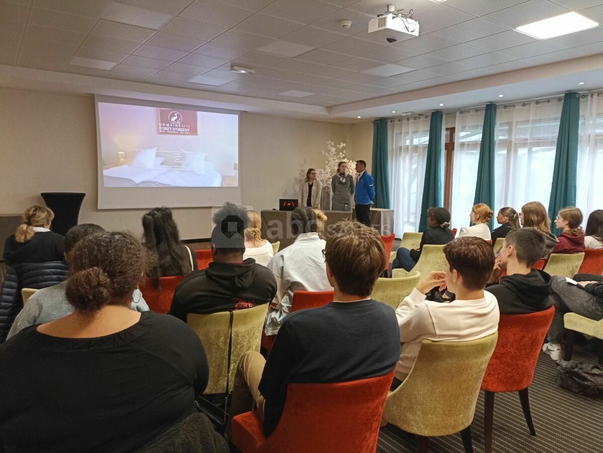 Réunion en cours en format théatre