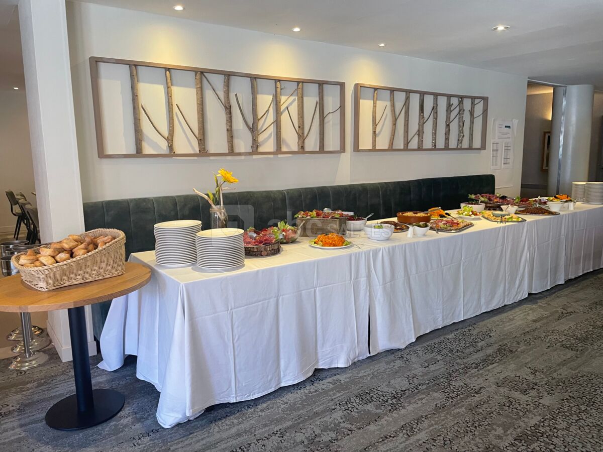 Mise en place d'un buffet dans notre restaurant pour un repas professionnel
