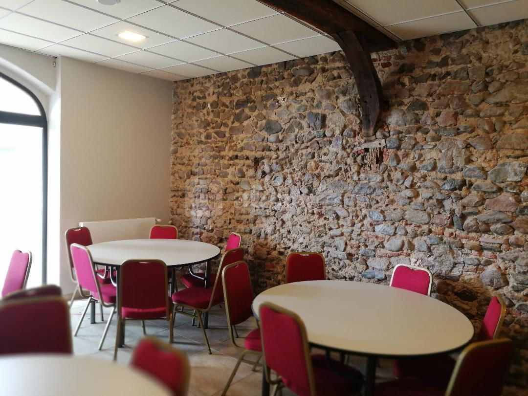 SALLE AVEC TABLES RONDES